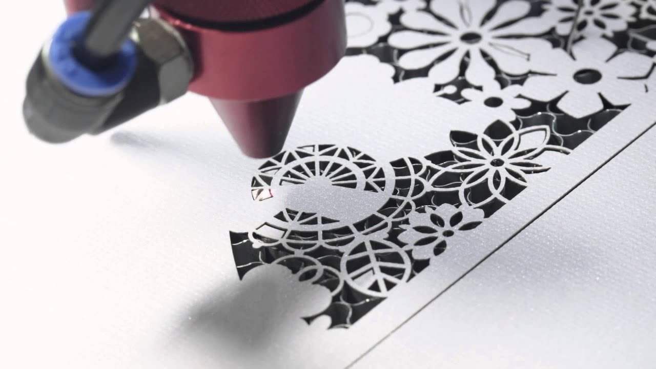 Un coupe-laser de 100 watts fait une invitation de mariage en papier